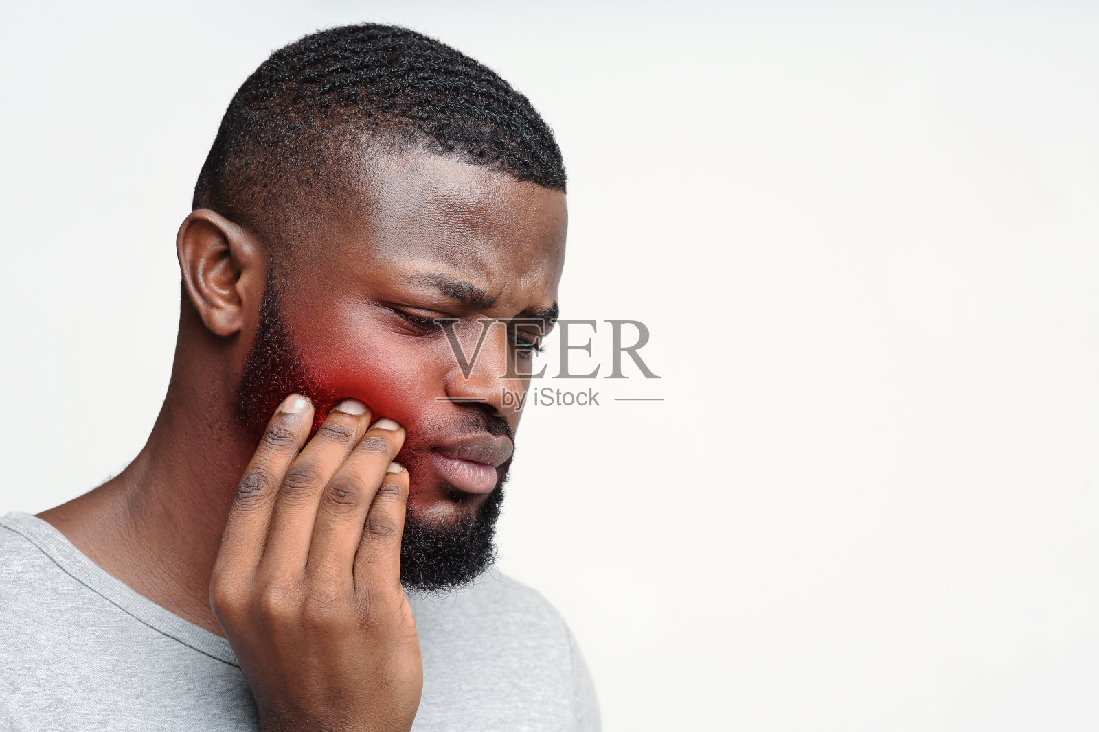 年轻悲伤的男人牙齿疼痛照片摄影图片