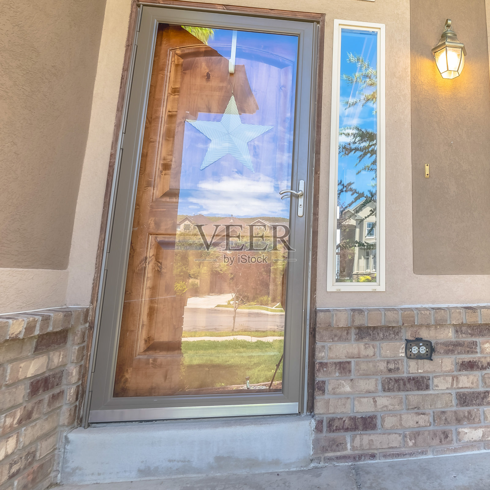 方形框架住宅立面与门廊凸窗和玻璃窗格前门与星星装饰照片摄影图片