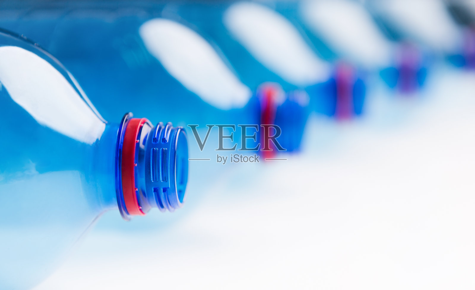 一套水塑料瓶在一个生隔离白色照片摄影图片