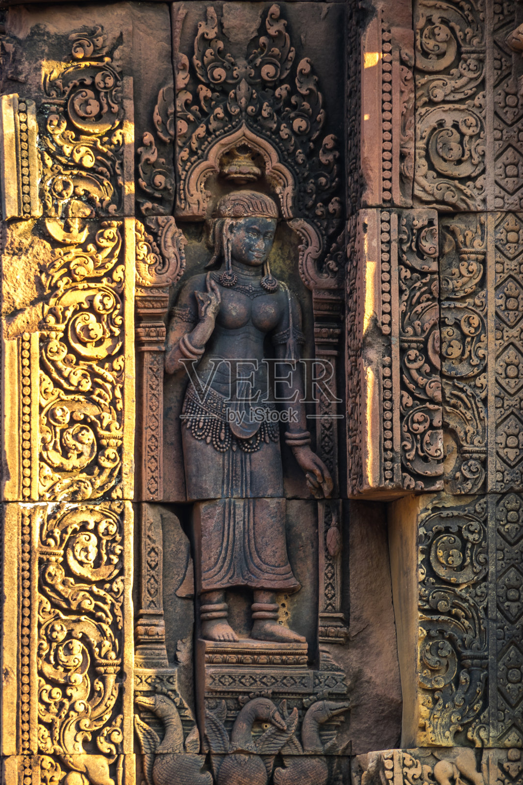 Banteay Srei是柬埔寨吴哥的一座印度教湿婆庙照片摄影图片