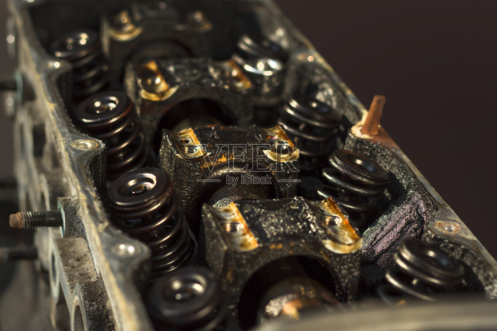 旧内燃机的内部。纳加尔,引擎里的黑色沉积物,推进器。照片摄影图片