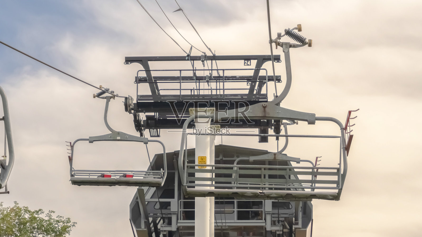 夏季,公园城山顶上的缆车和缆车终点站照片摄影图片