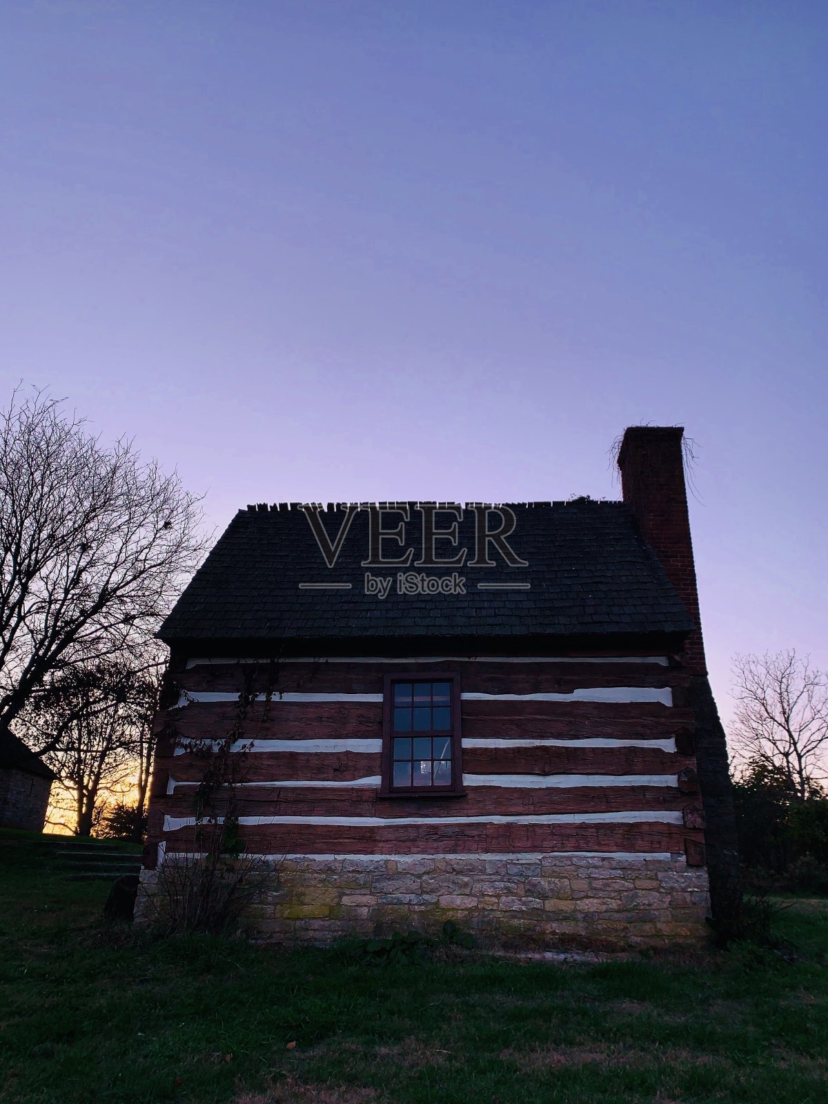 小屋在日落时分照片摄影图片