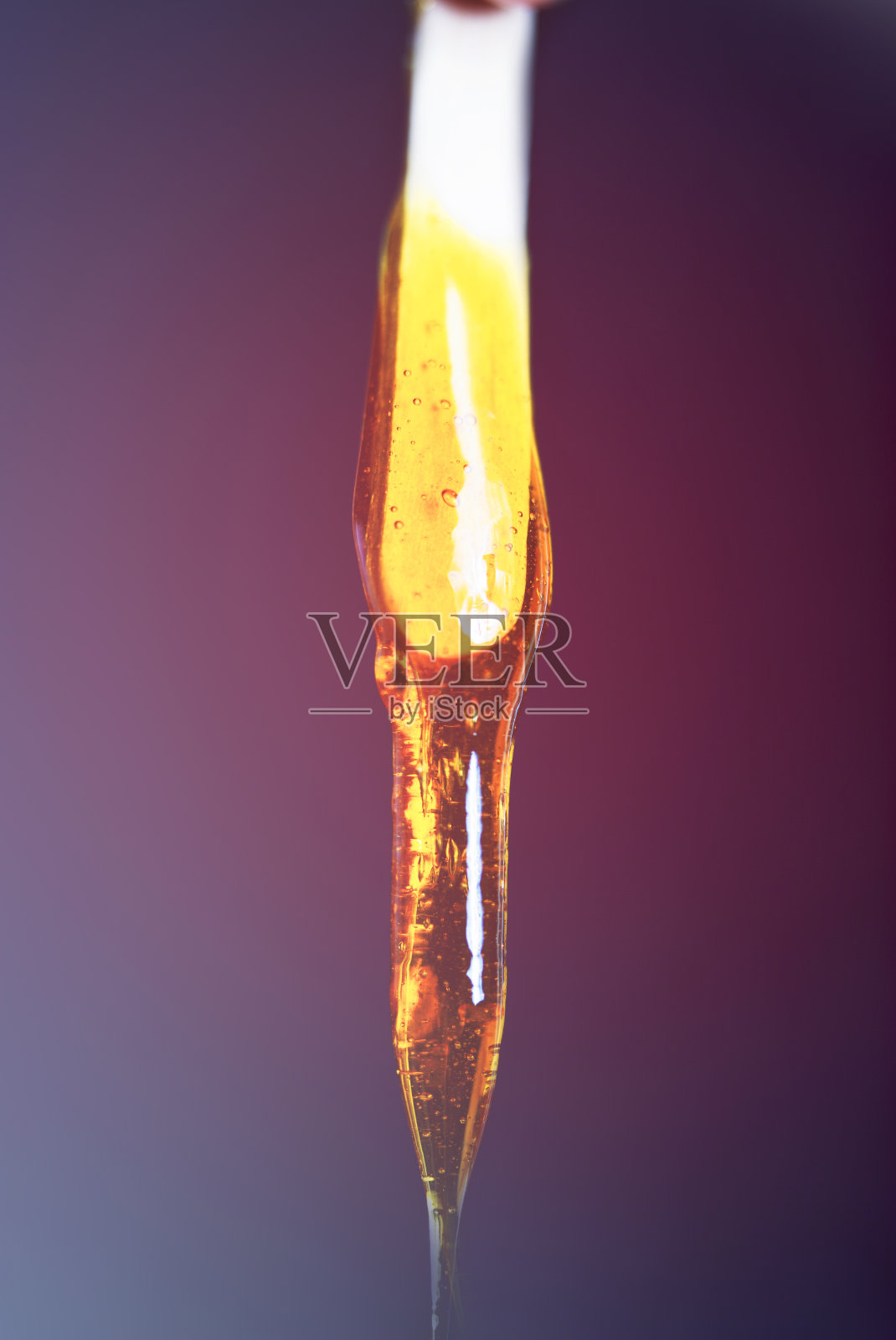 特写:黑色背景上的脱毛糖浆照片摄影图片