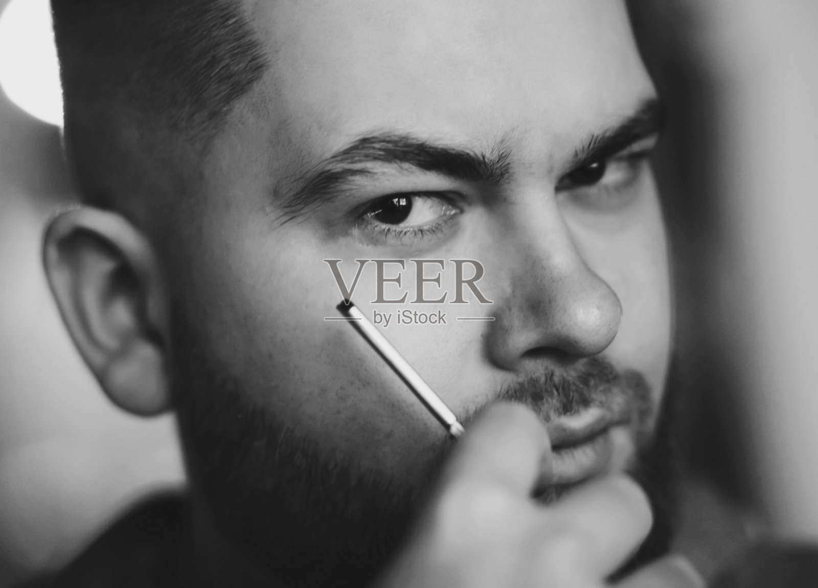 一个凶残的大胡子男人的肖像照片摄影图片