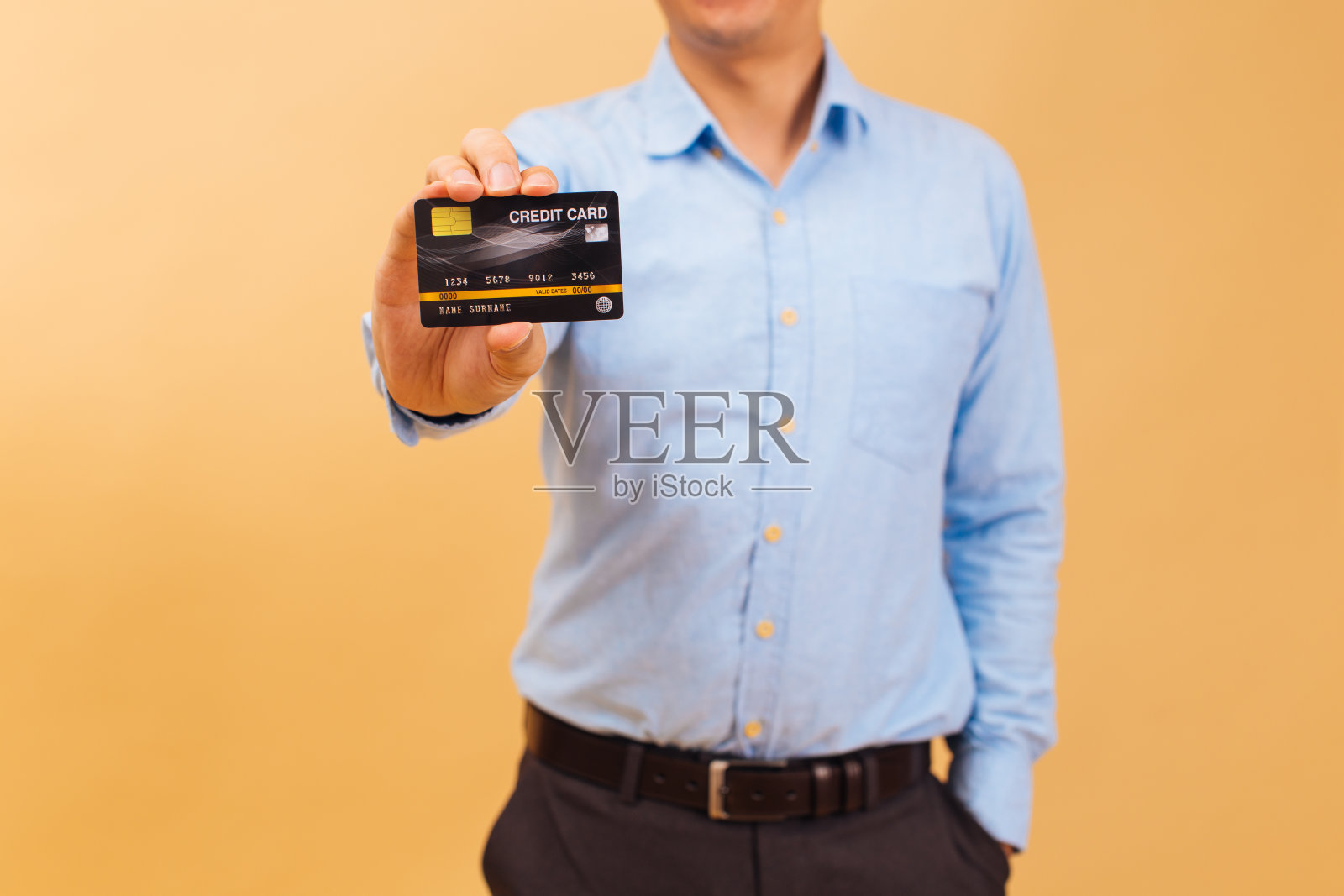 年轻快乐的亚洲人拿着信用卡照片摄影图片