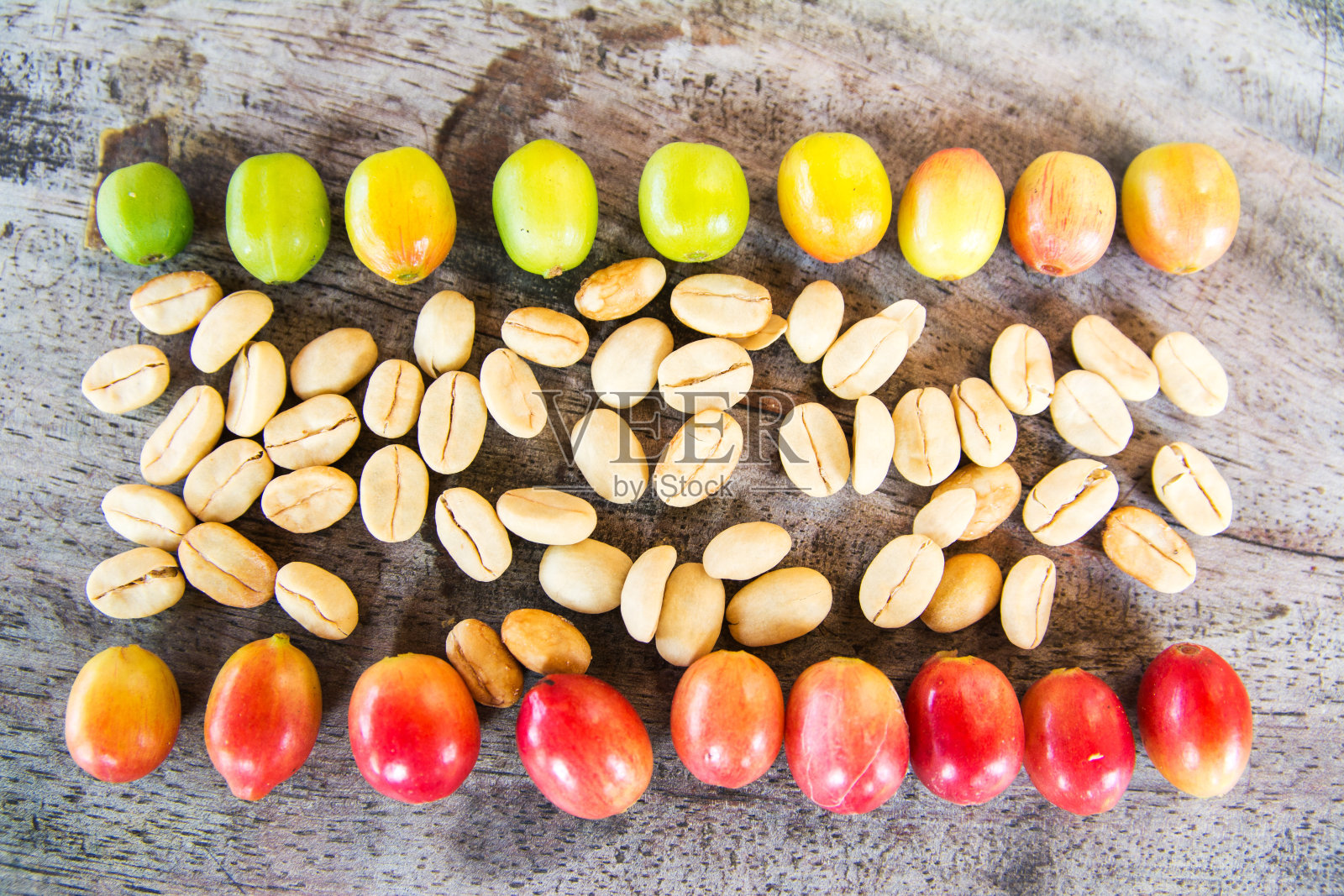 木背景上的咖啡樱桃豆和咖啡豆照片摄影图片