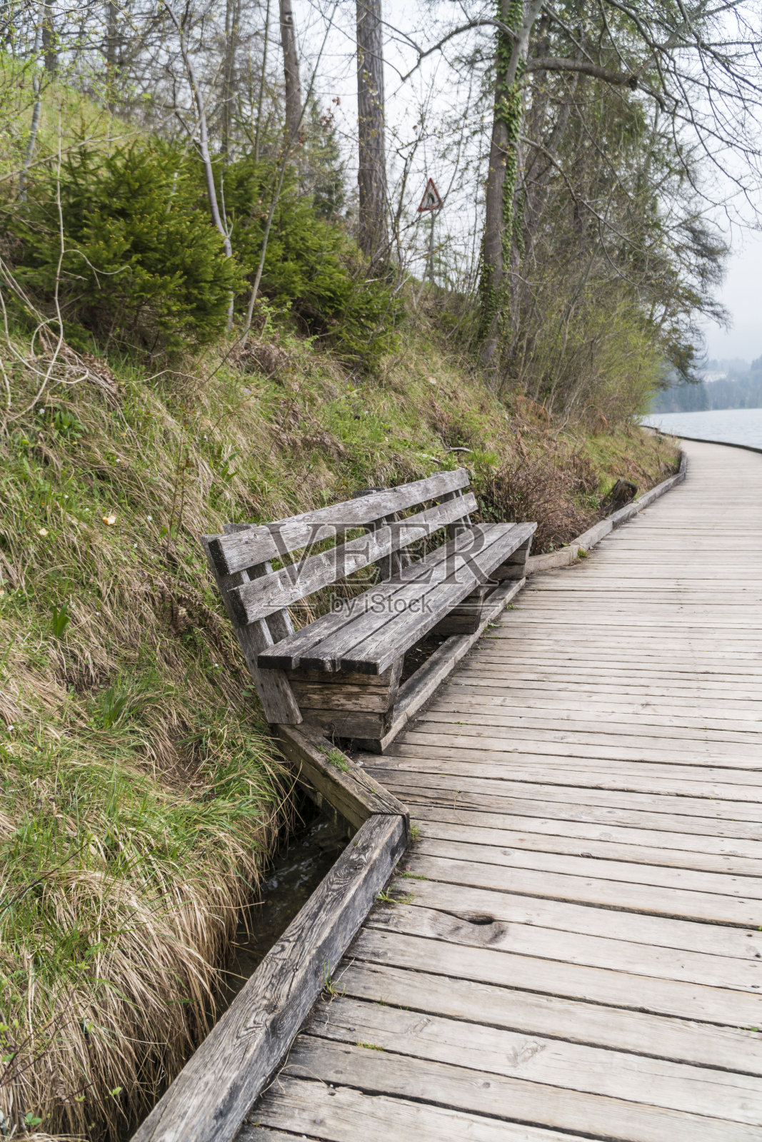 清空公园里的旧木凳照片摄影图片