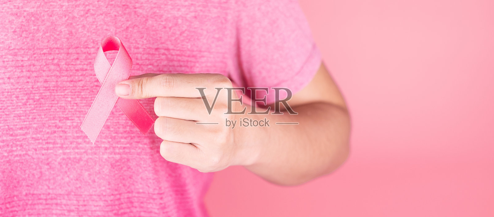 乳腺癌防治关爱月粉红丝带公益宣传照片摄影图片