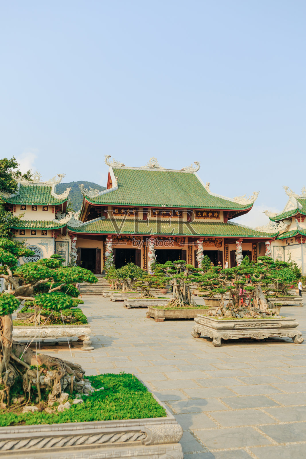 岘港(岘港),越南- 2015年11月10日:蓝天背景下的林翁塔。传统佛教寺庙的风景建筑。岘港是一个受欢迎的旅游目的地。照片摄影图片