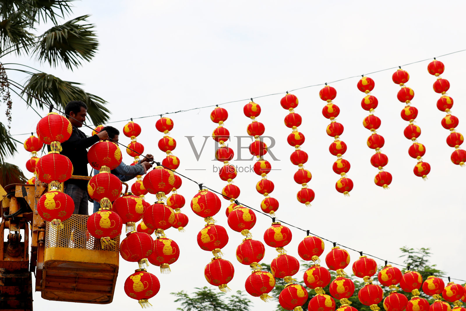 中国新年:精心制作的灯笼点亮仪式准备照片摄影图片