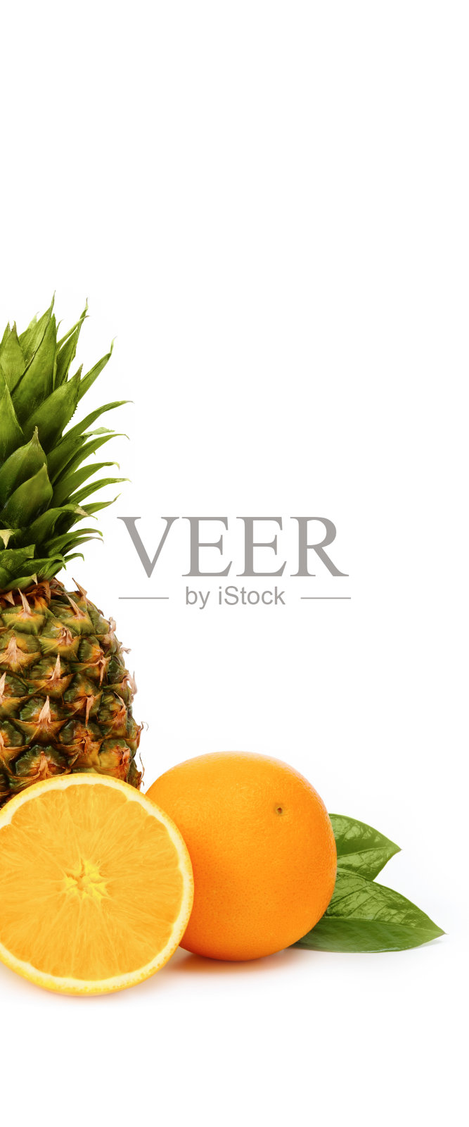 菠萝和橙子孤立在白色背景。照片摄影图片