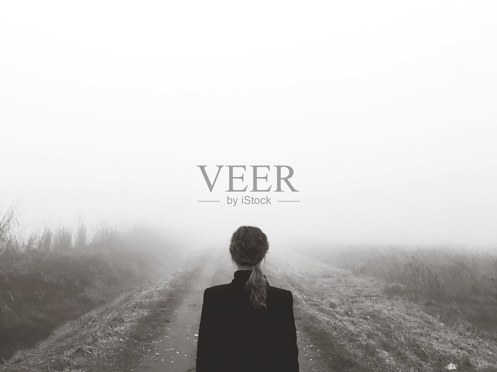 雾中道路上悲伤的女人照片摄影图片