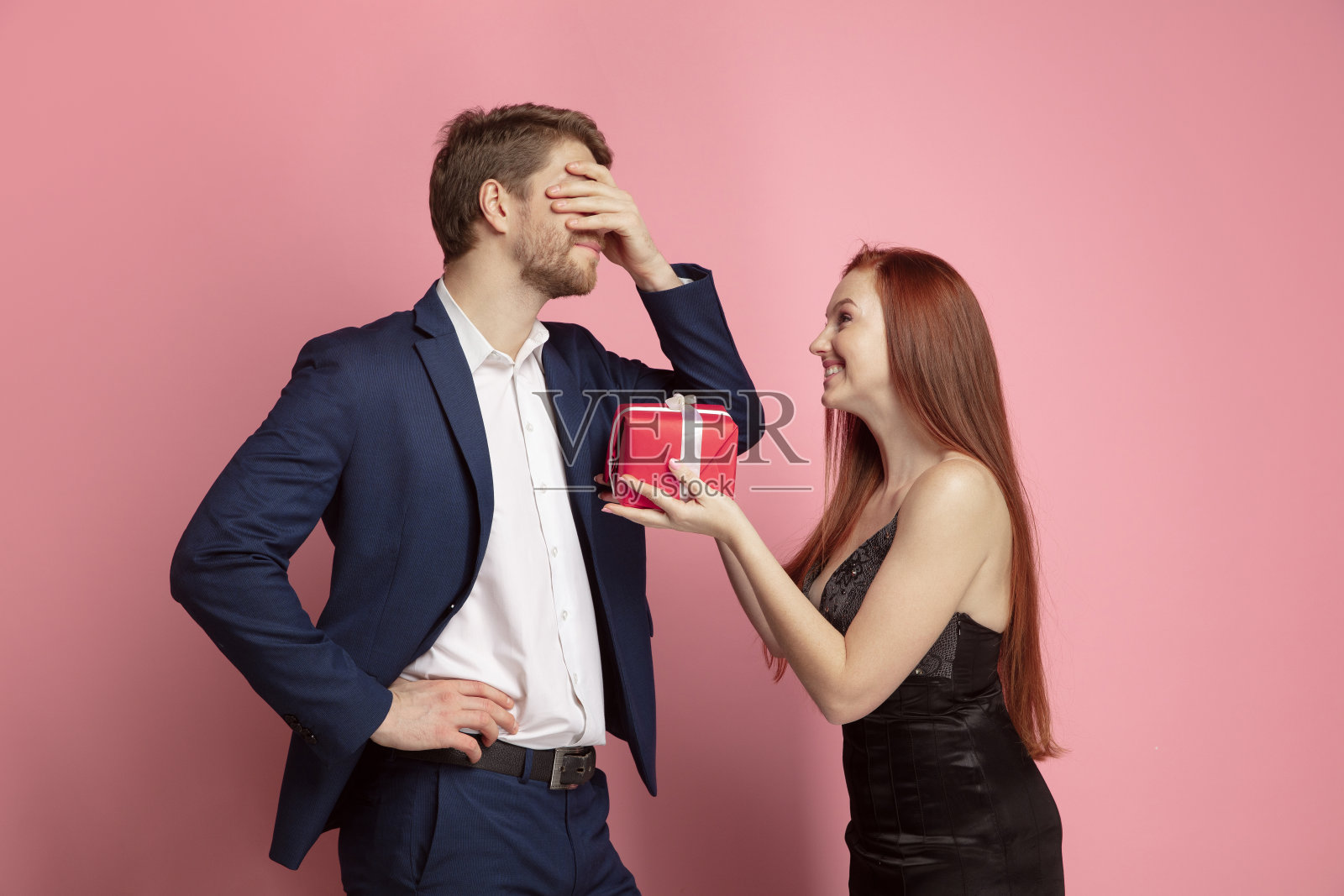 情人节庆祝活动,快乐的白人夫妇在珊瑚色背景上照片摄影图片