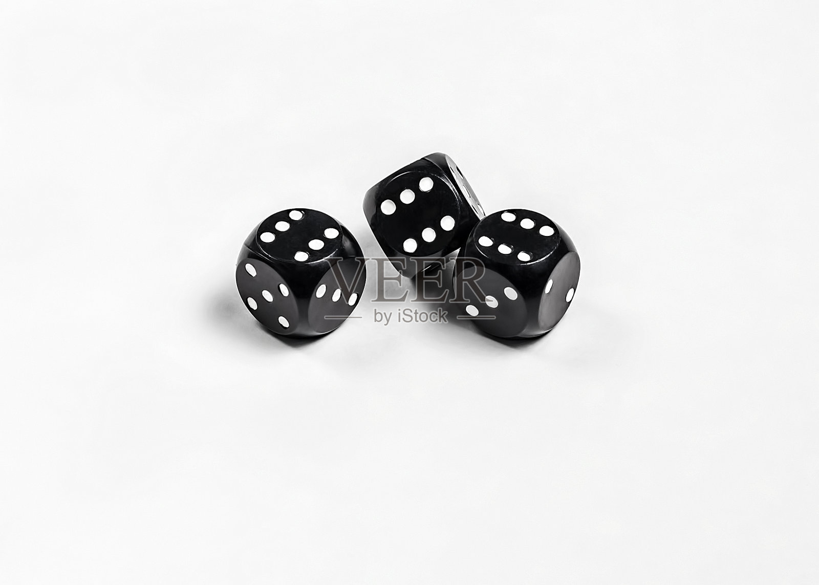骰子在白色的背景。三个黑人骰子。赌博。照片摄影图片