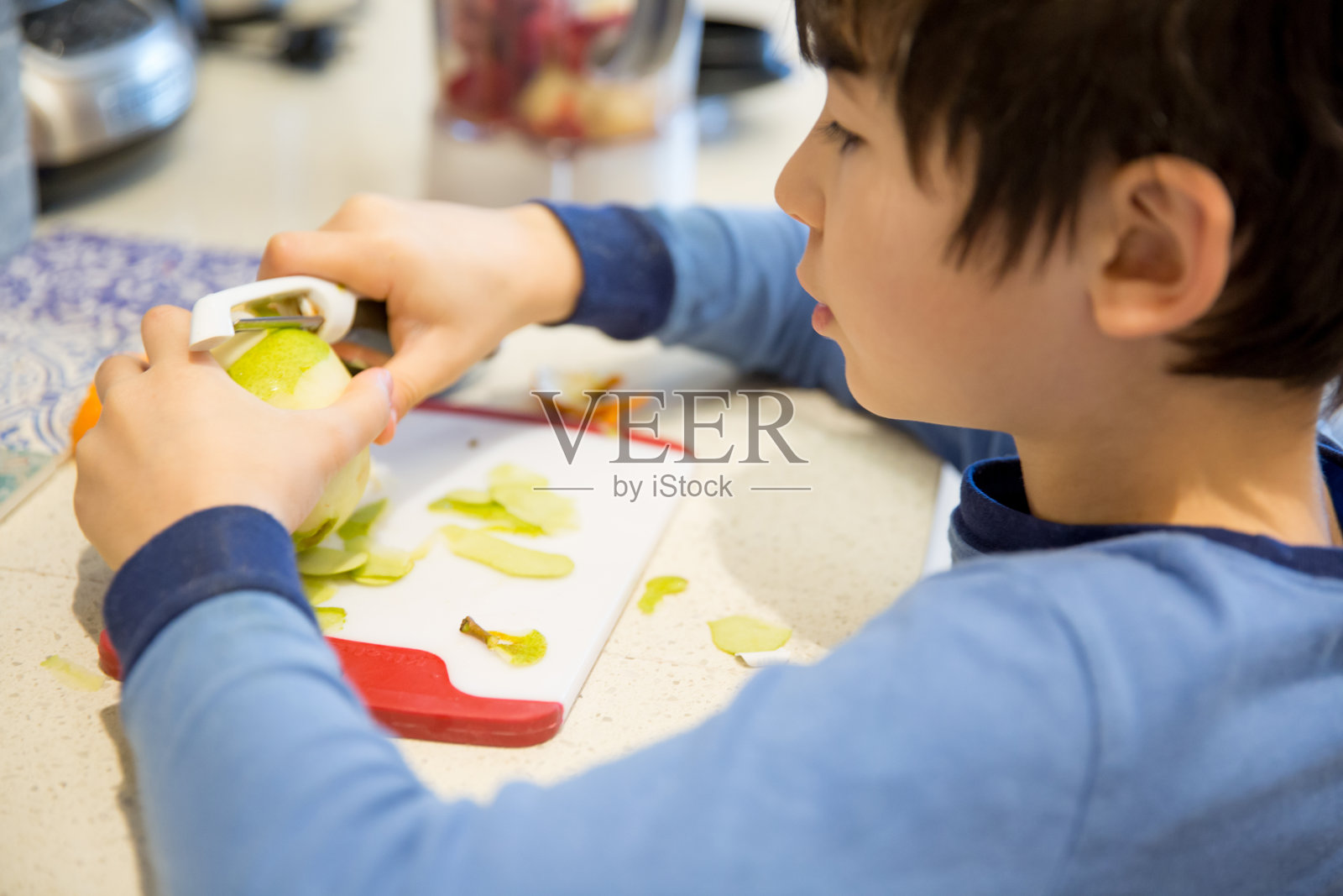 剥一个梨照片摄影图片