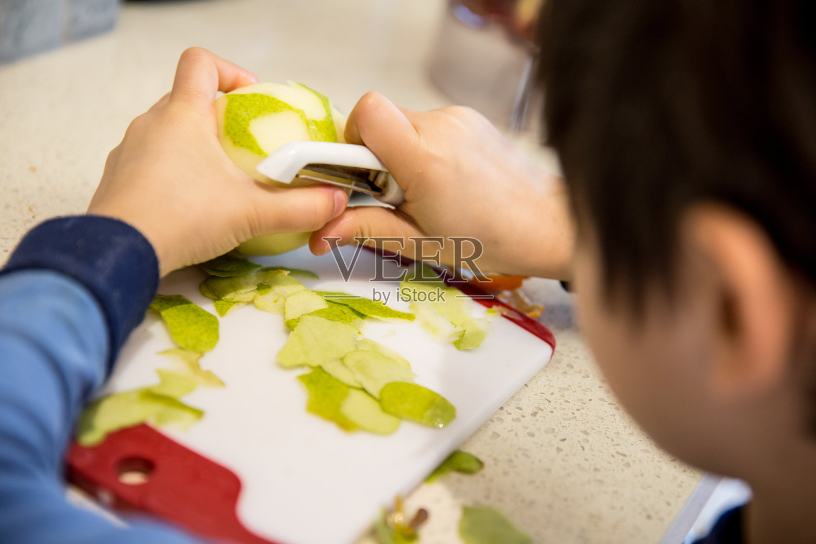 剥一个梨照片摄影图片