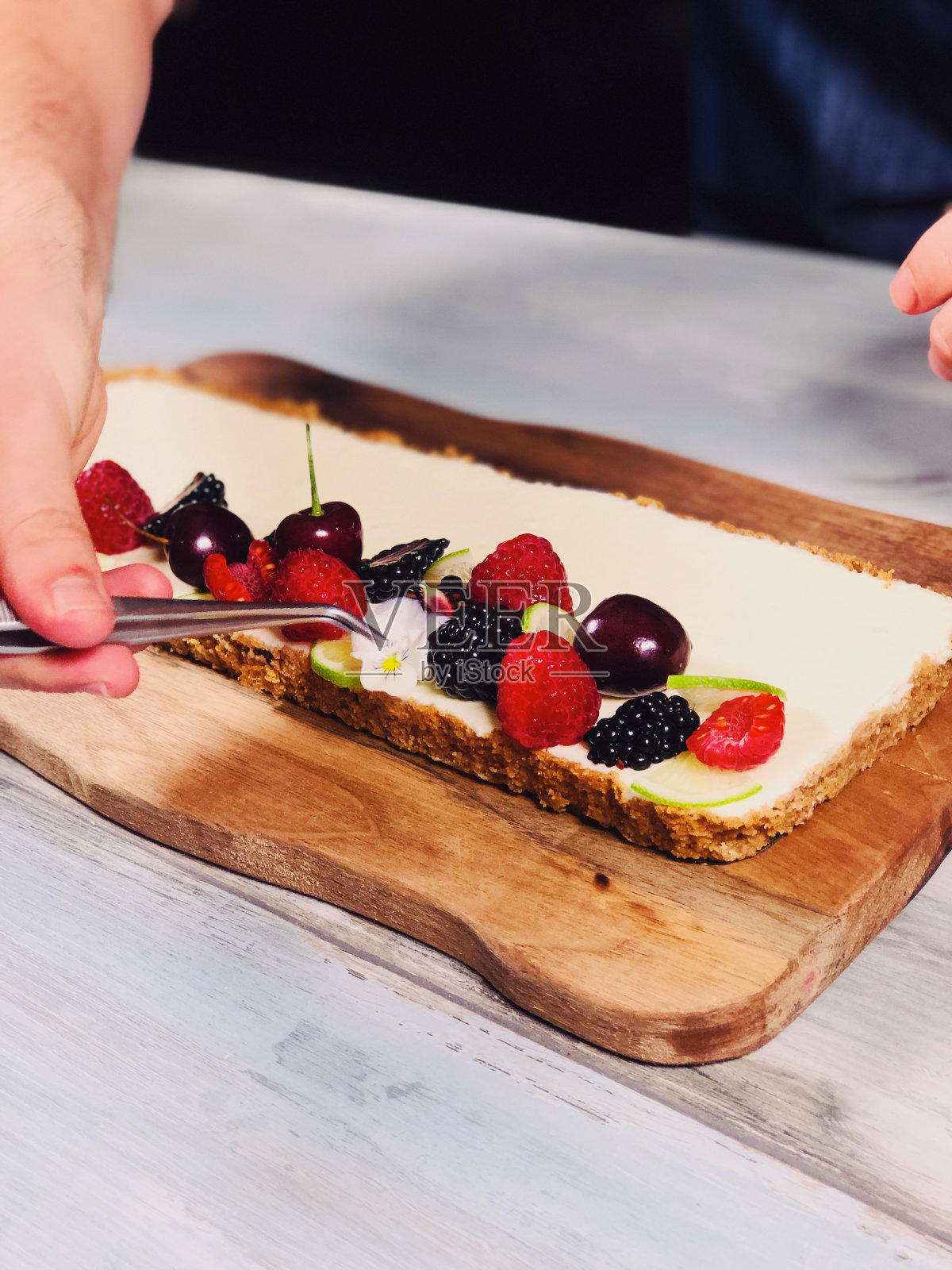 木桌上的蛋糕和水果美食概念照片摄影图片