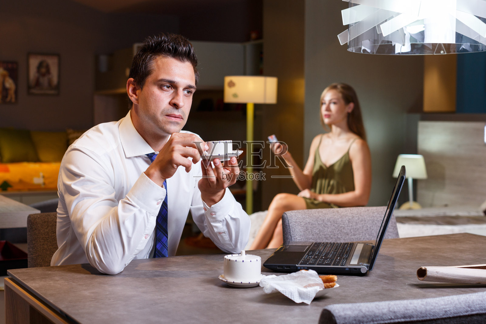 喝着咖啡用笔记本电脑的男人照片摄影图片