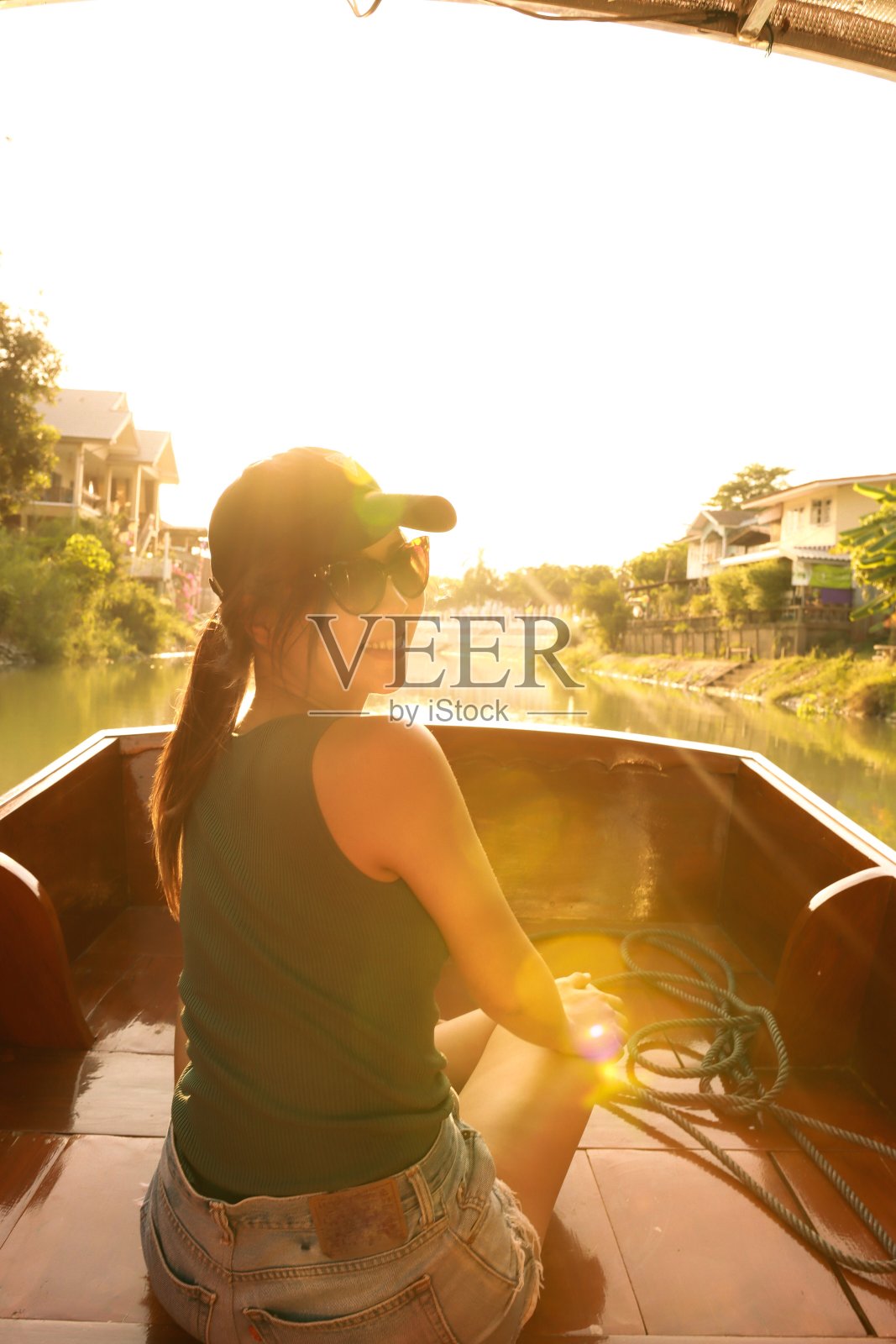 泰国出租车上的年轻女子照片摄影图片