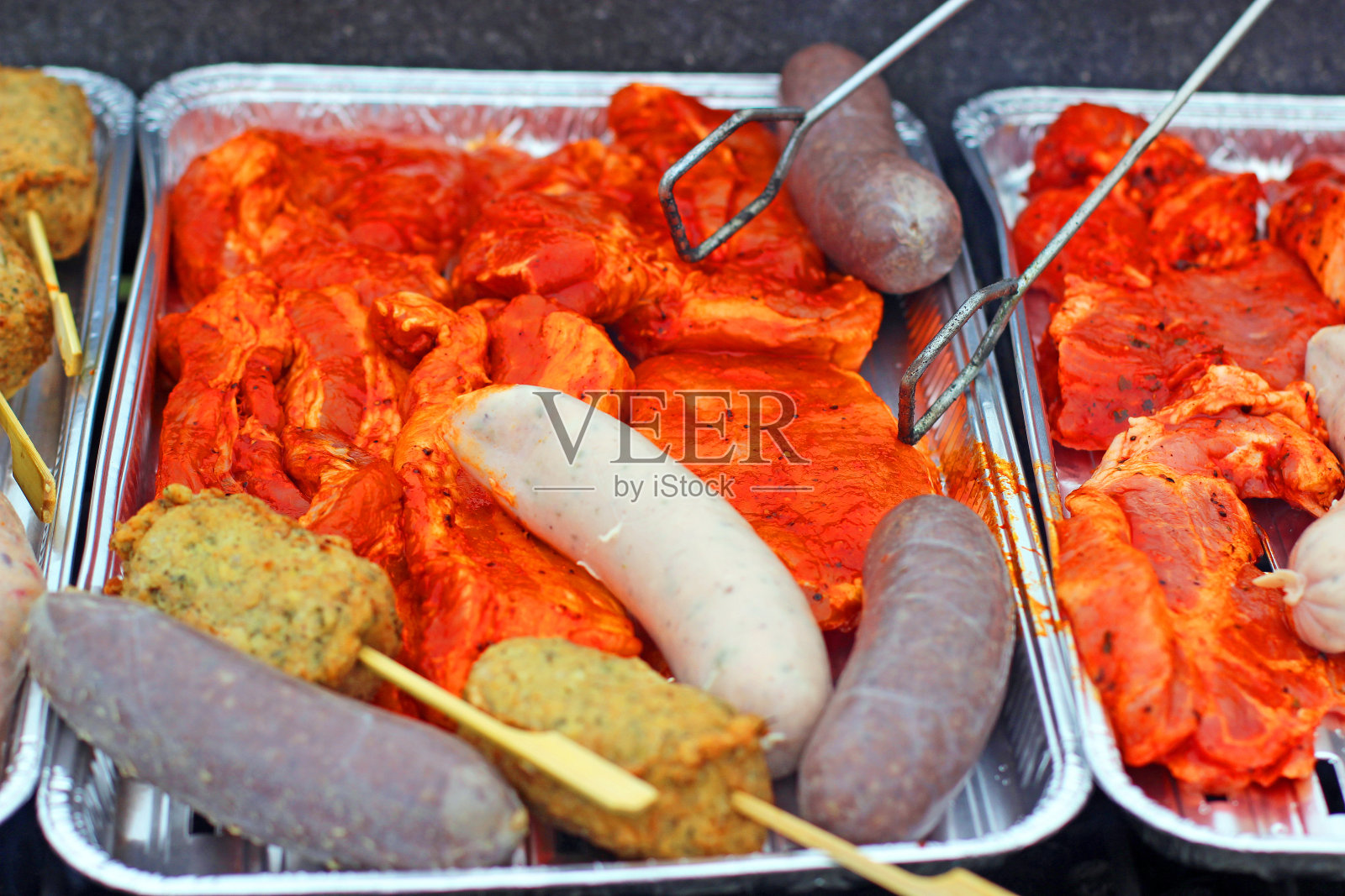 烤羊肉串和香肠照片摄影图片