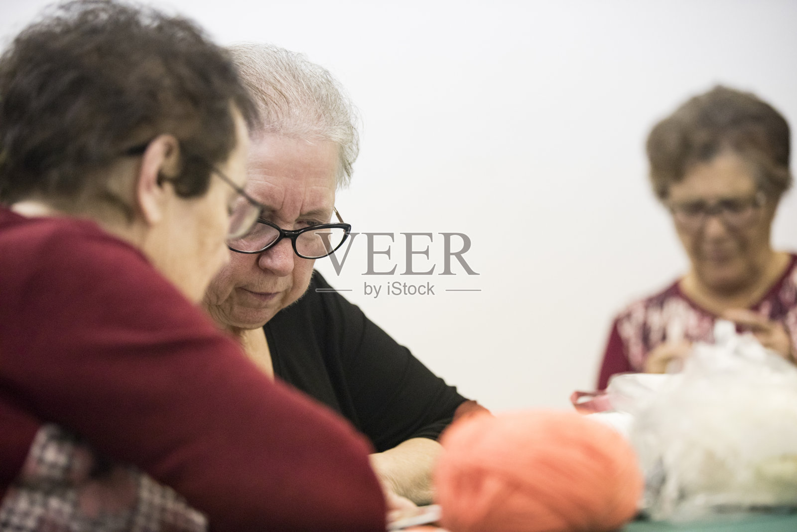 一群在室内社交的老年妇女照片摄影图片