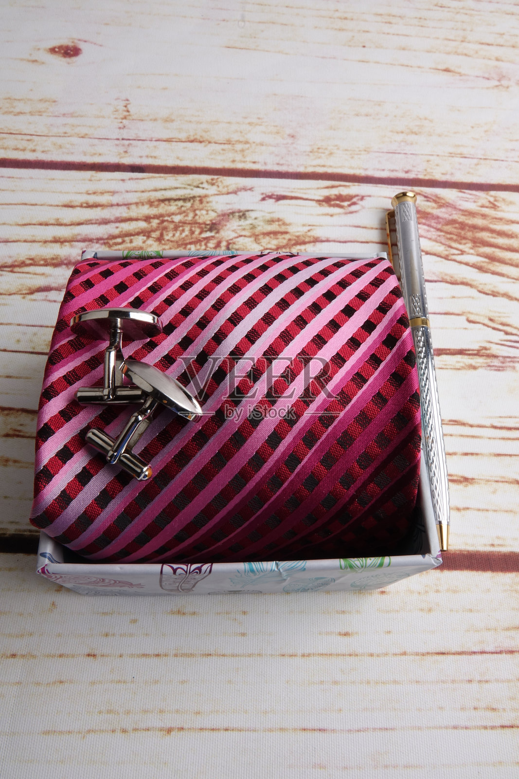 父亲节概念礼物盒,领带,袖扣和钢笔。照片摄影图片