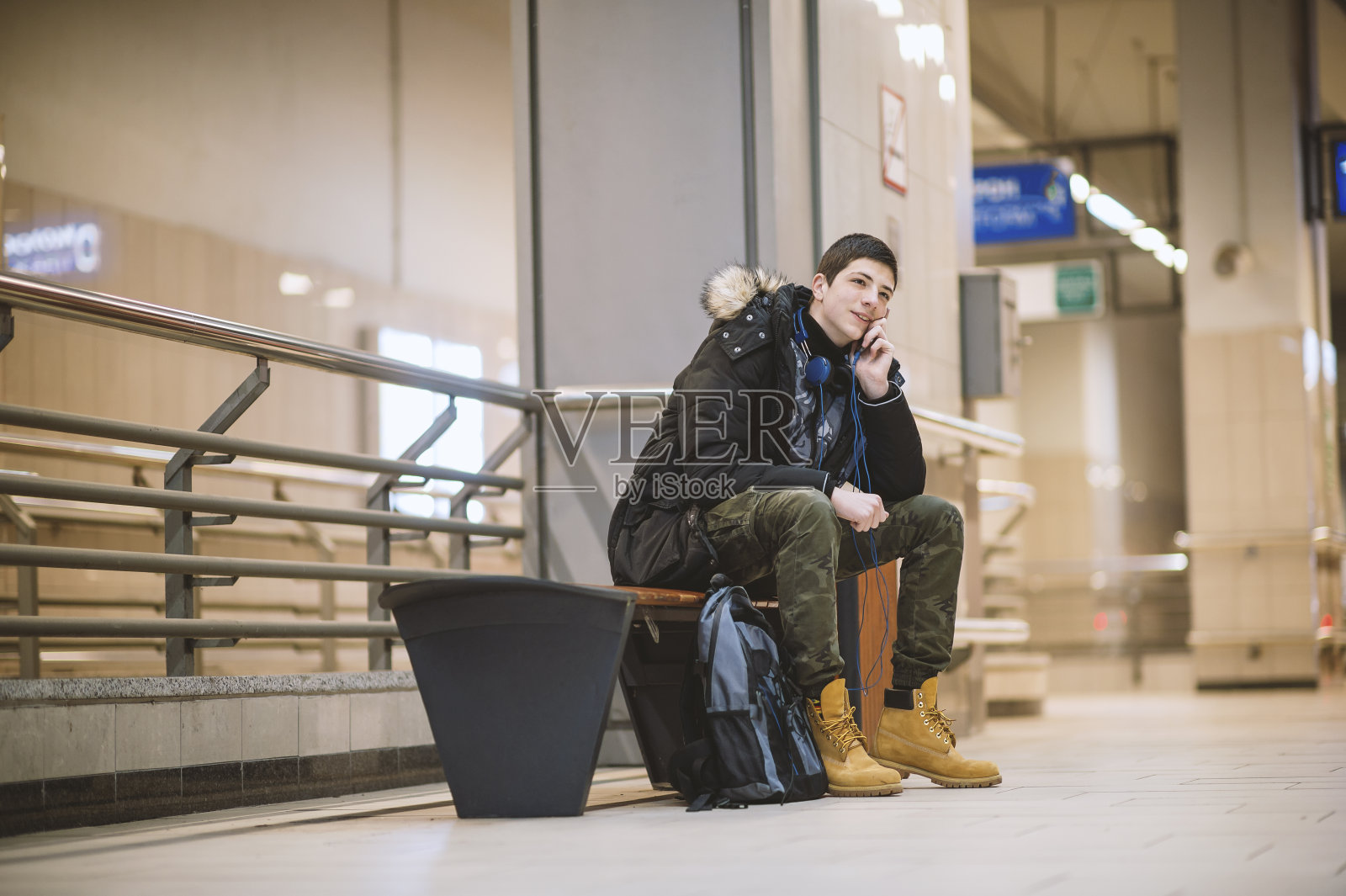 地铁站里的少年照片摄影图片