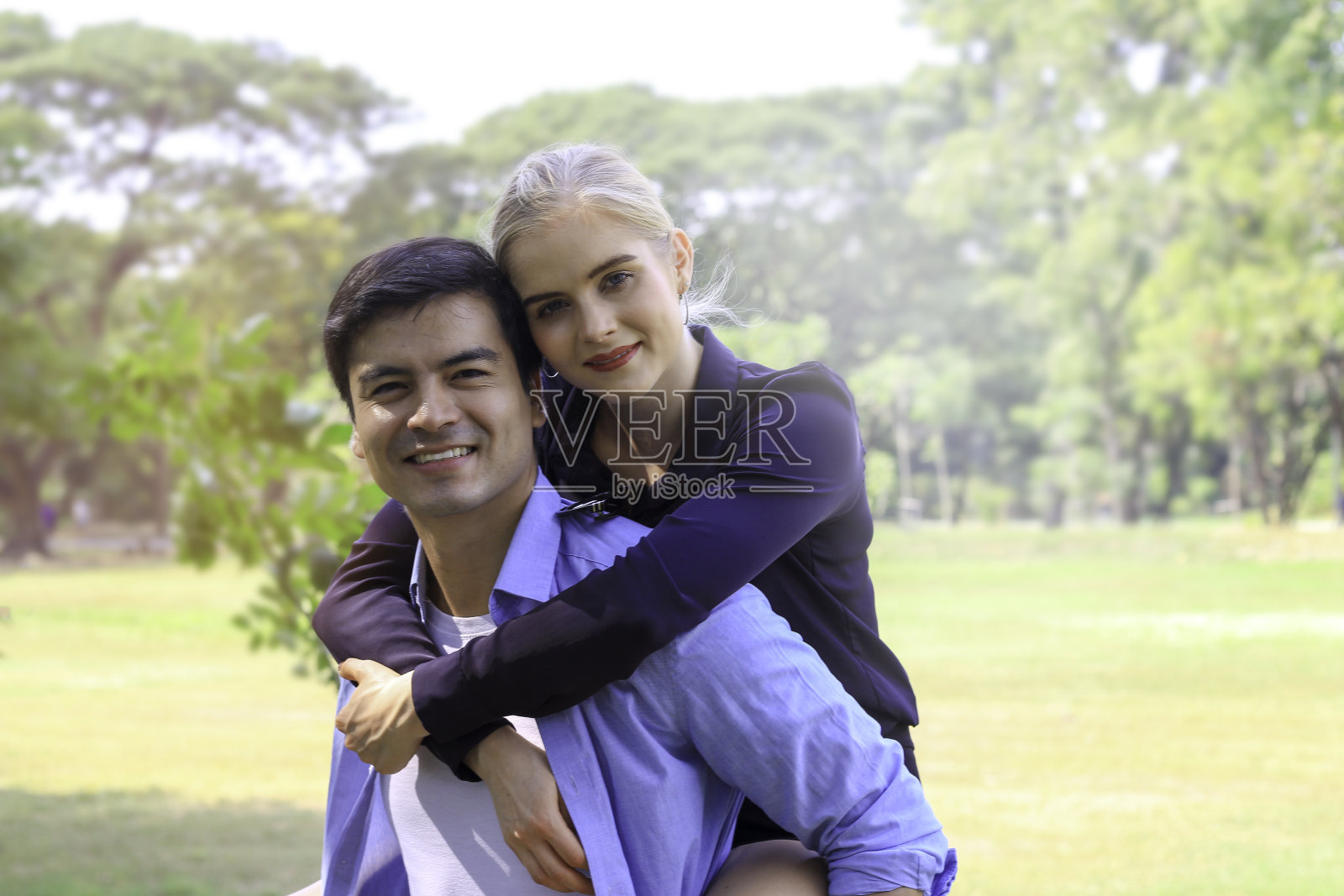 公园里甜蜜情侣的幸福时光照片摄影图片