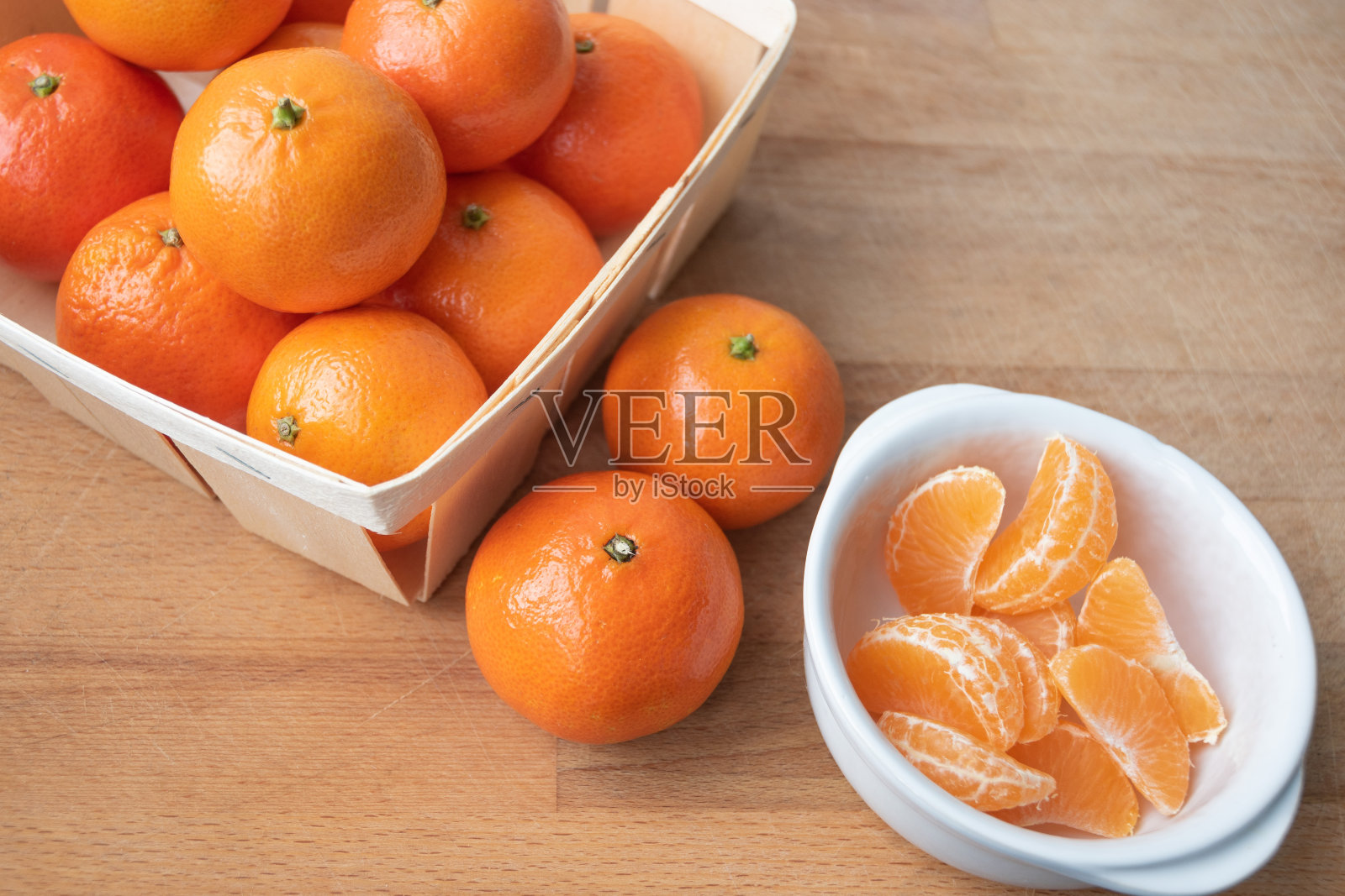 橘子(橙子、官员,柑橘,柑橘类水果)木制背景照片摄影图片
