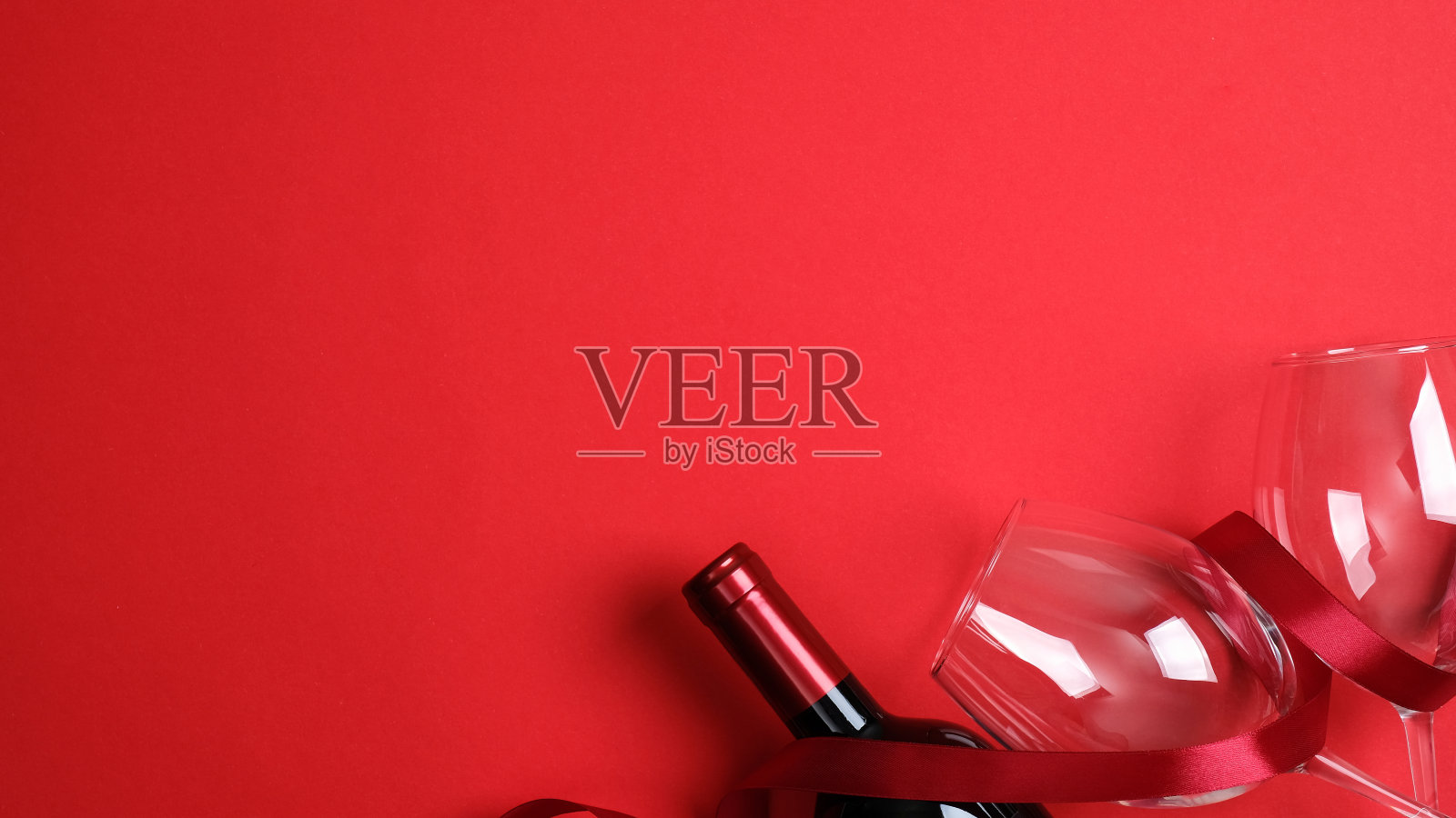 情人节快乐的横幅设计与酒瓶葡萄酒香槟,玻璃和丝带在红色的背景。最小的平面布局风格构成,俯视图。情人节,爱情,浪漫的概念照片摄影图片