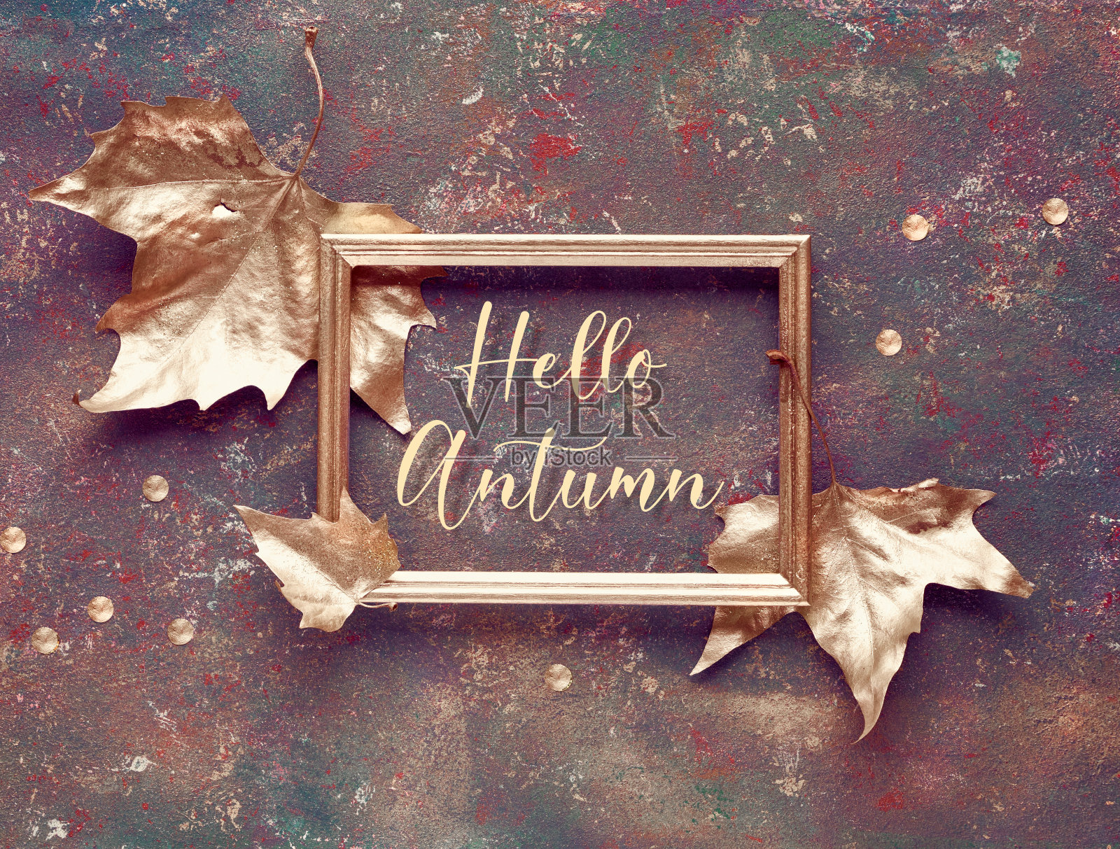 秋天平躺与梧桐叶绘制的黄金和镀金文字“你好秋天”在金色框架上深棕色纹理帆布。俯视图,装饰创意季节性静物。照片摄影图片