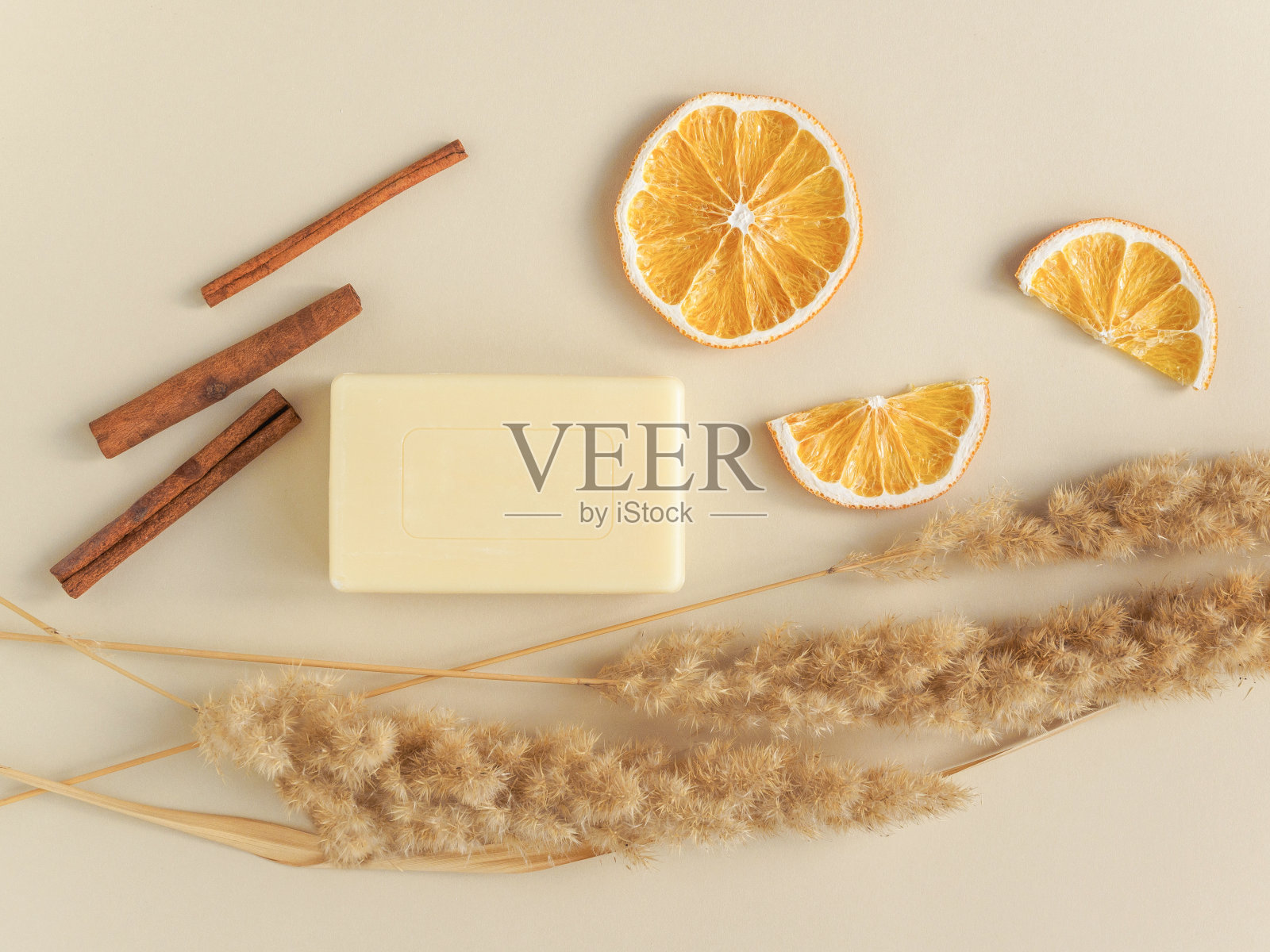 手工肥皂,干植物,橙色片和肉桂米色背景照片摄影图片