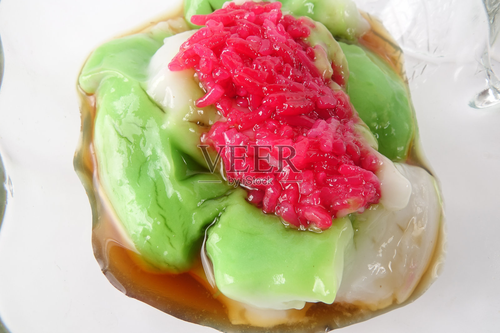 马来西亚流行的什锦甜点或简称为kueh或kuih“lompat tikam”。照片摄影图片