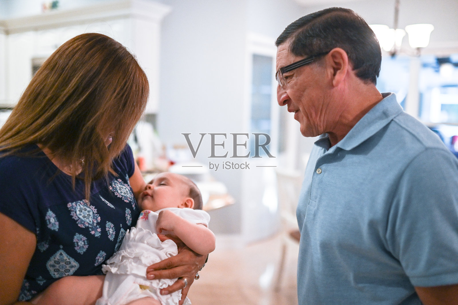 与拉丁裔祖父母在家的可爱小宝宝照片摄影图片