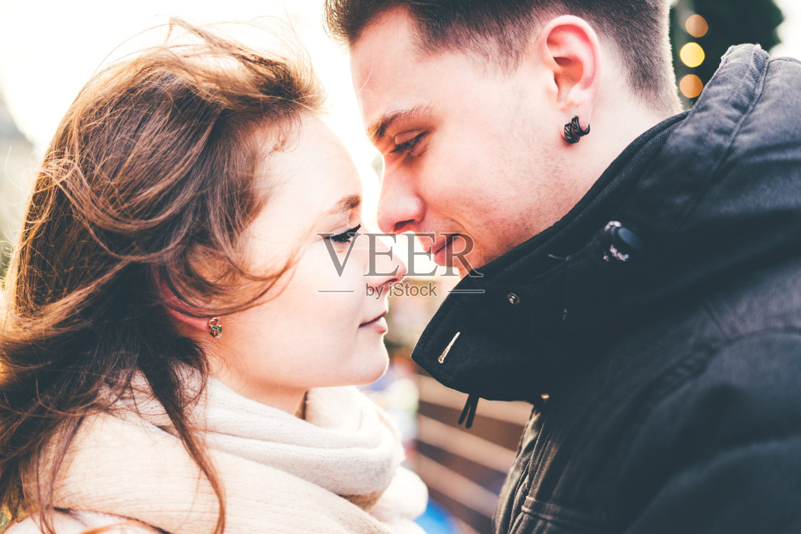 一对恋人在街上互相看着对方。照片摄影图片