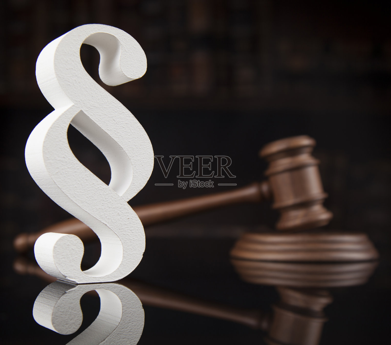 段落、法律与正义概念,木槌,镜面背景照片摄影图片