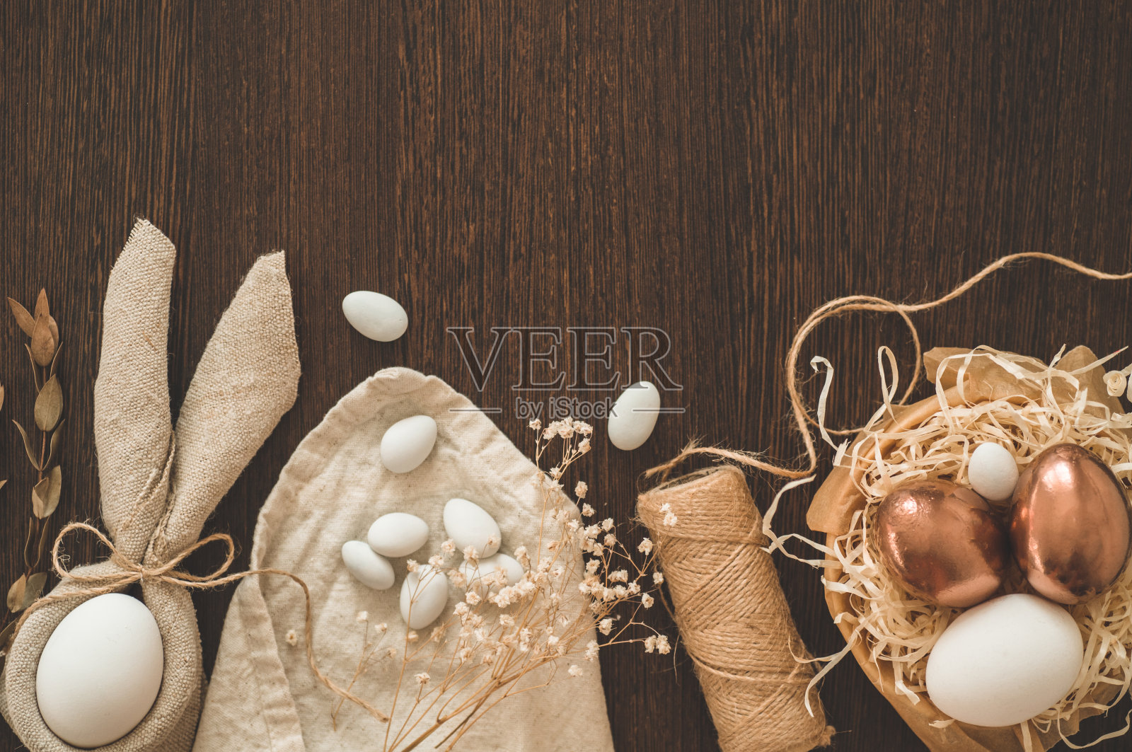 复活节快乐。平铺的黄金复活节彩蛋在木制的背景。复活节的背景。照片摄影图片