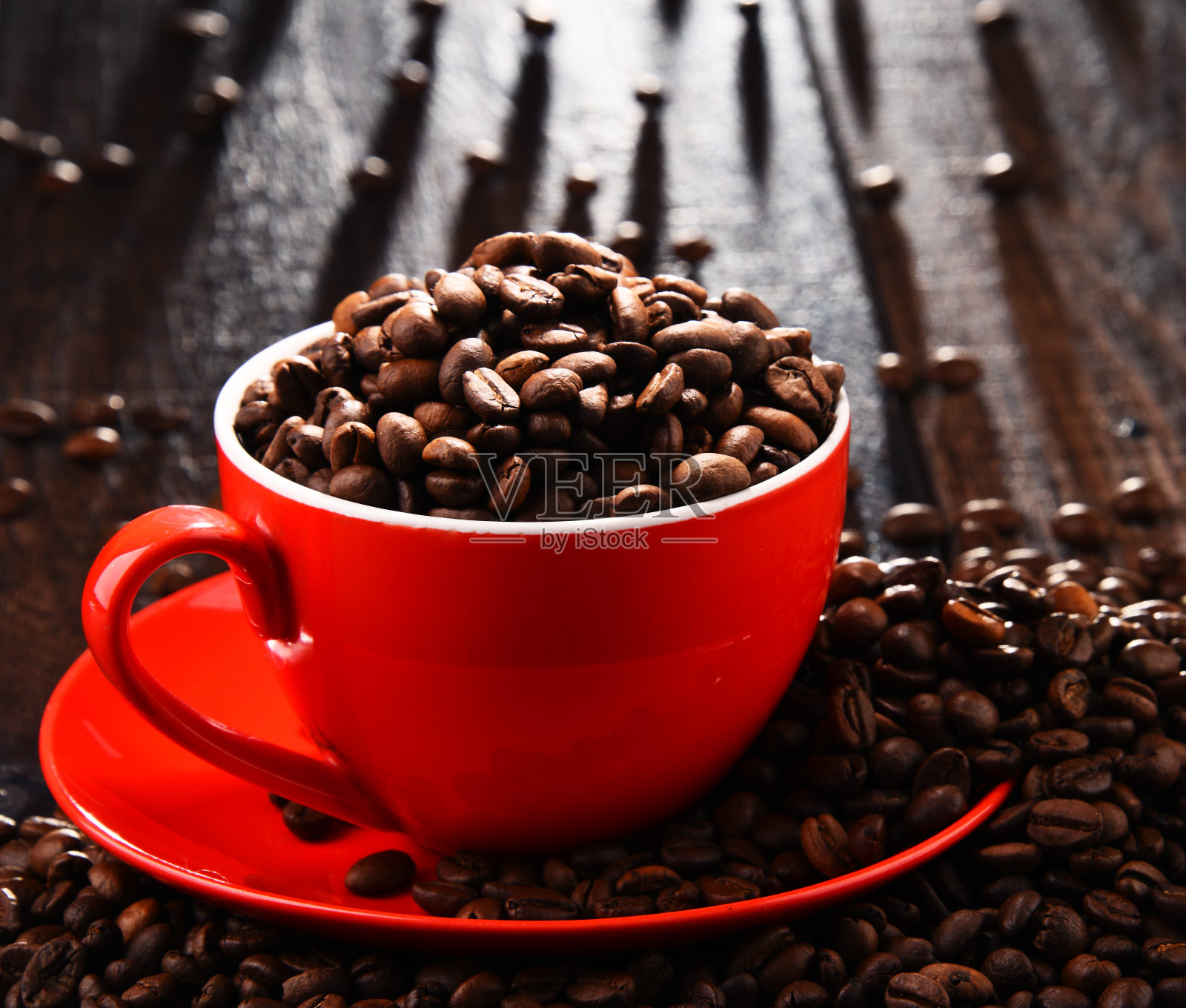 用红咖啡和豆子组成照片摄影图片