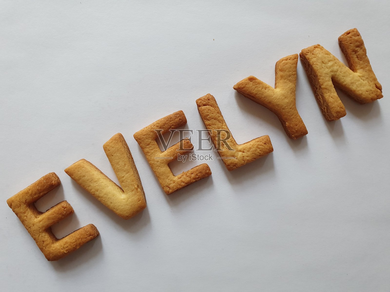 烤制的饼干字母构成了伊芙琳的名字照片摄影图片