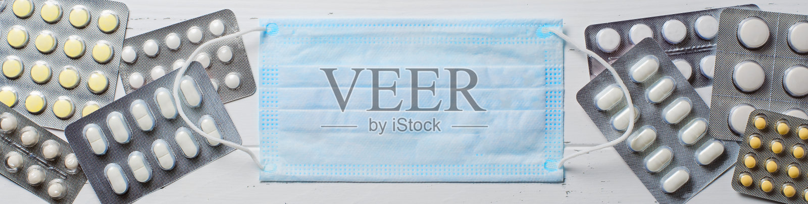 医用一次性口罩,片剂上白色背景。在疾病流行期间的保护概念。副本的空间。平面俯视图照片摄影图片