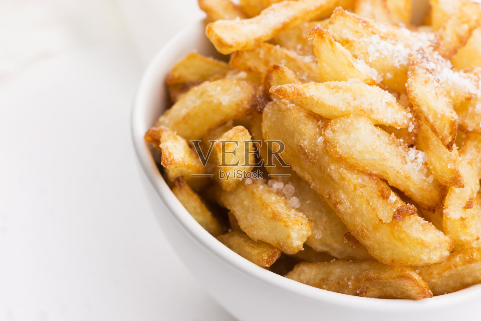 白色背景上的一碗薯条照片摄影图片