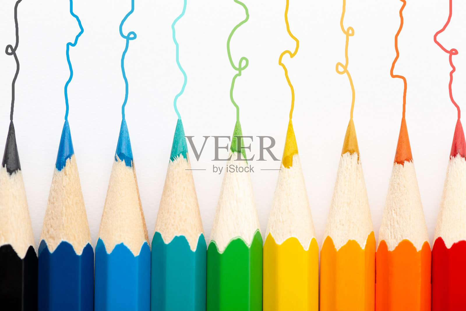 白色背景上的彩色木制铅笔照片摄影图片