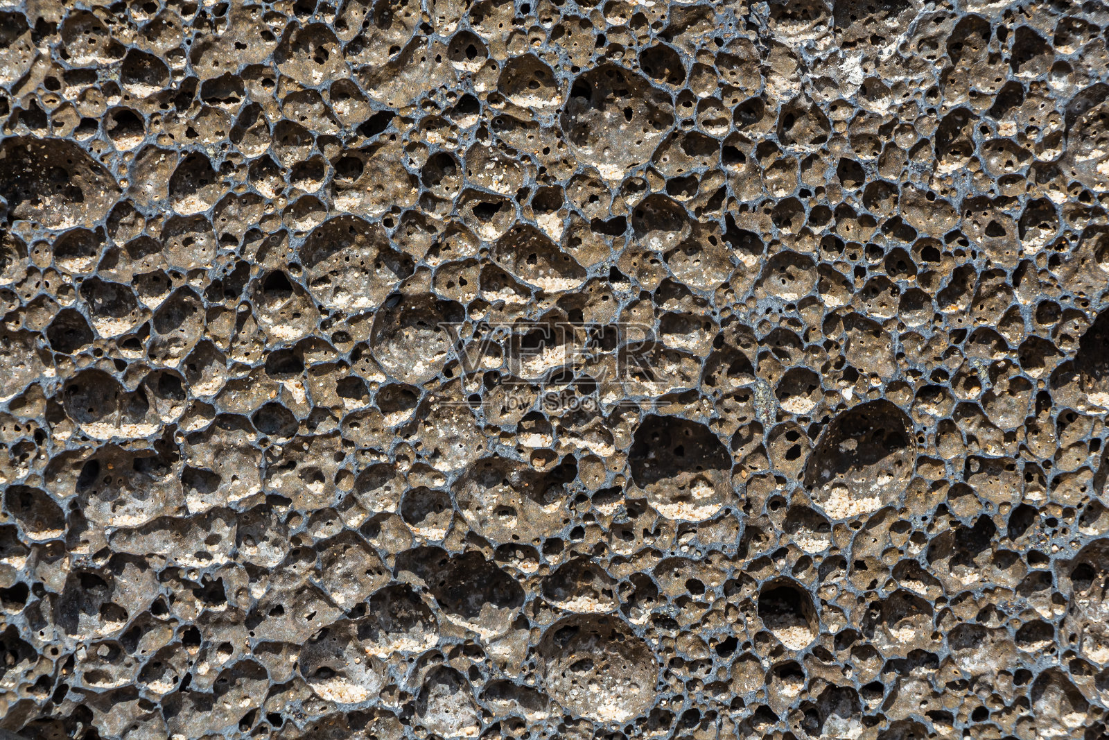 照片中是漂亮的橙色带洞的浮石照片摄影图片