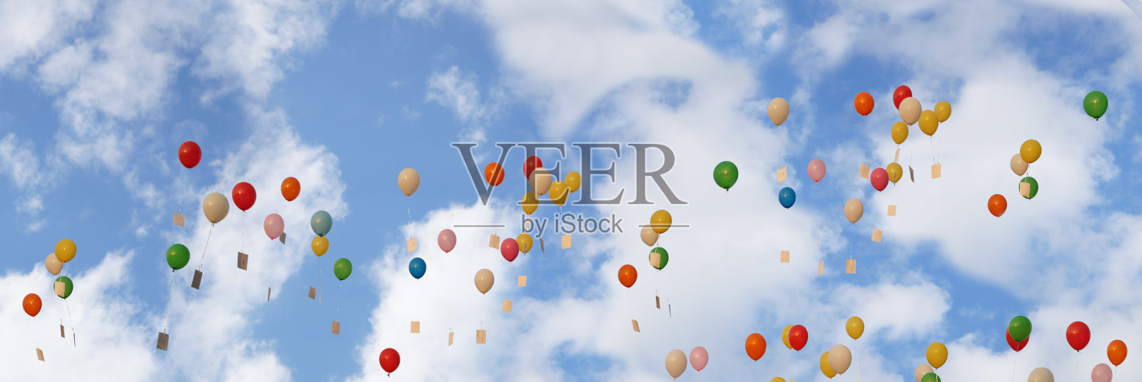全景背景,彩色气球飞行。彩色气球和贺卡。蓝天背景下的一堆气球。幸福和快乐的概念,为横幅,海报照片摄影图片