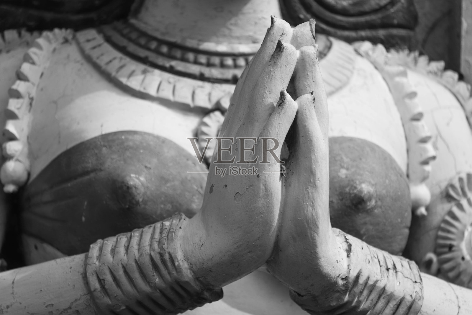 双手合十的印度少女雕像特写照片摄影图片