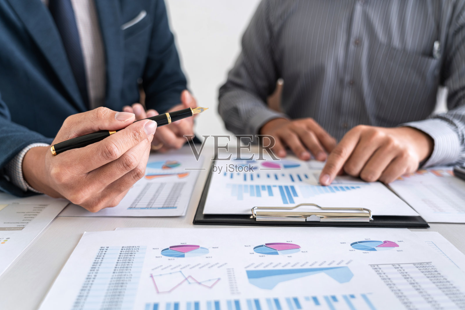 商务会议:投资营销与财务增长策略照片摄影图片