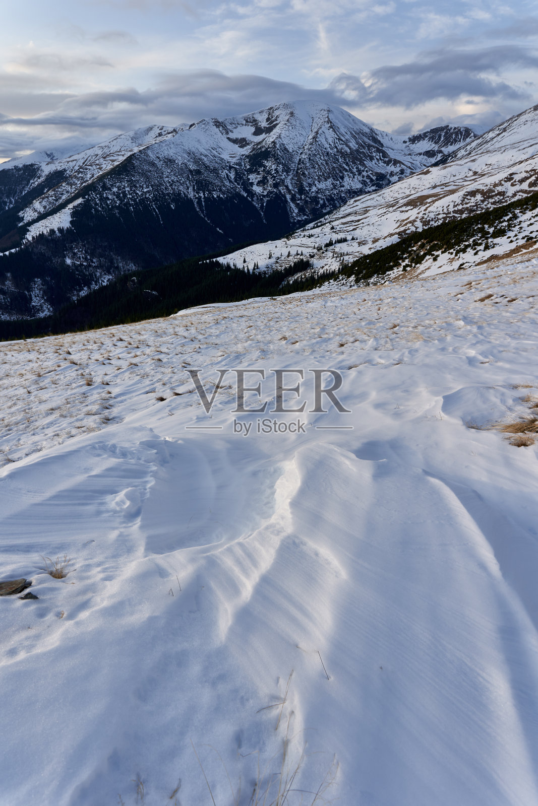 初春的雪山照片摄影图片