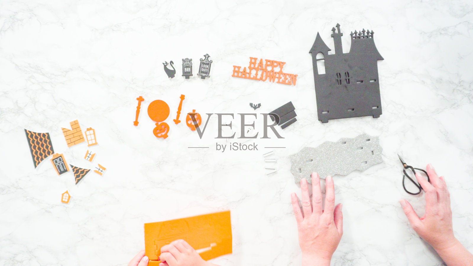 小女孩和妈妈一起制作万圣节手工项目照片摄影图片