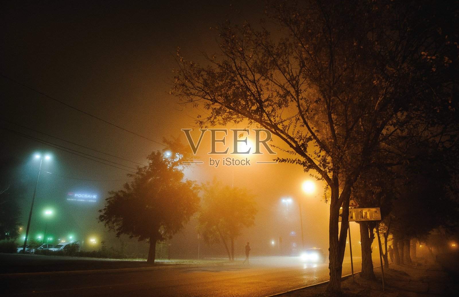 照片中雾中的夜景照片摄影图片